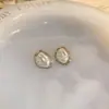 Brincos de pérola com contas em formato de coração de zircônia, minimalistas e elegantes, brincos de tarraxa de estilo simples e cool, brincos da moda para o dia a dia atacado