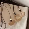 Colar de Corda de Cera com Contas de Madeira e Flor de Resina Estilo Étnico Vintage Corrente para Suéter com Design Único e um Toque de Sofisticação