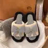 Chinelos de casa femininos casuais xadrez com laço 2026 antiderrapantes planos de pelúcia, novo estilo slip-on outono e inverno