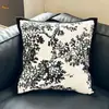 Sofá moderno minimalista con cojines estilo ins en blanco y negro, patrón de cebra de lujo ligero, adecuado para sala de estar, mesita de noche y casa de huéspedes, funda de almohada vintage para ventanal