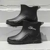 Botas de chuva masculinas da moda de cano curto, antiderrapantes, impermeáveis, adequadas para uso na cozinha, lavagem de carros e canteiros de obras; duráveis, resistentes à água e forradas para aquecimento.