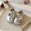 Sapatos de Couro com Strass Coração Doce para Meninas 2026 Primavera/Outono Novos Mary Janes de Solado Macio Sapatos para Crianças Pequenas para Combinar com Saias Sapatos de Princesa