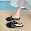Sandálias de dedo femininas de verão transfronteiriças com design de bico fechado, apresentando sola antiderrapante, enfeites de cristal e cabedal em malha respirável, perfeitas para uso casual