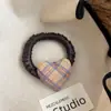 Novo Elástico de Cabelo Handmade em Xadrez com Coração Estilo Coreano, Versátil e Estiloso para Rabo de Cavalo, Corda de Cabelo da Moda e de Alta Qualidade
