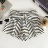 Elegantes Shorts Casuales de Pierna Ancha a Rayas Blancas y Negras con Bloques de Color y Lazo Estilo Americano para Mujer Verano