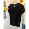 Nova Camiseta de Verão 2025 com Ombro Direito, Manga Curta Tricotada, Design de Pérolas Recortado nas Costas, Top Simples e Elegante