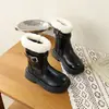 Chegada Nova Outono 2026 Botas Curtas Quentes com Veludo Extra Solado Grosso Botas Martin Botas com Fivela de Couro Salto Médio Botas Peludas Botas Femininas da Moda