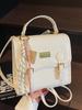 Bolso cuadrado pequeño portátil con relieve lindo de diseño de nicho de moda popular de este año, bandolera casual para ir al trabajo que combina con todo