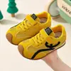 Control de precio no inferior a 38.9--Zapatos deportivos para niños, nuevos de primavera/verano, malla hueca transpirable, zapatillas de entrenamiento alemanas para niñas