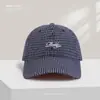 Gorra de Béisbol de Cuadros Coreana Nueva con Bordado de Letras y Visera de Pato para Hombres y Mujeres, Versátil de Ala Ancha y Corona Suave que Hace que la Cara Parezca Más Pequeña en Verano