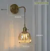 Lámpara de Pared Retro Japonesa de Cobre y Cristal Ámbar con Flor Pequeña para Mesita de Noche, Entrada de Dormitorio, Pasillo, Lámpara de Entrada Simple Moderna