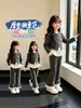 Conjunto de pantalón acampanado de manga larga con encaje para niñas, nuevo estilo primavera y otoño 2026, conjunto de dos piezas con pantalón acampanado y lazo pequeño estilo Chanel