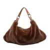 Bolsa de pelúcia da moda estilo coreano, nova coleção outono/inverno, bolsa tote casual e chique com uma vibe descontraída, perfeita para o uso diário