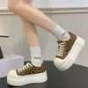 Falda casual versátil para primavera y otoño, combinada con tenis blancos de suela gruesa, estilo bajo, nuevo diseño para mujeres petite, tenis 2026