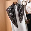Lenço Triângulo de Nicho Estilo Francês, Lenço de Seda com Design Retrô, Acessório Versátil e Estiloso, Lenço de Pescoço Pequeno para Mulheres, Novo Estilo da Moda