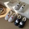 Zapatos de mujer con forro de peluche de Hello Kitty, impermeables, antideslizantes, cálidas pantuflas de algodón para otoño e invierno, zapatos cerrados de algodón con peluche