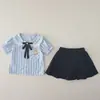 2026 Novo Conjunto de Verão para Bebês Meninas Estilo Coreano Elegante Estilo Academia Infantil Conjunto de Duas Peças Saia Curta Top com Listras Verticais