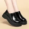 Mocassins femininos, nova coleção outono 2026, estilo casual slip-on, com sola grossa, que aumentam a altura, adequados para mulheres baixinhas, bico redondo, efeito emagrecedor, sapatos de couro únicos