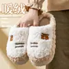 Chinelos peludos de casal para mulheres, novo estilo outono e inverno 2026, forrados com fleece, sola grossa, antiderrapantes, chinelos de algodão para casa e ambientes internos, direto do fabricante