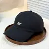 Gorra de Béisbol Suave Nueva para Mujer Primavera y Verano Estilo Coreano para Hombres y Mujeres Marca de Moda Gorra Bordada con Letra M Mostrando Rostro Pequeño 2025