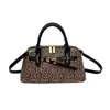 Bolsa casual com estampa vintage, bolsa de mão versátil de moda luxuosa leve, bolsa Kelly com letras, bolsa de ombro feminina, bolsa transversal texturizada de nicho