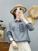 Colección Otoño 2026: Camisa de manga larga con bolsillo bordado de cuadros pequeños estilo japonés, top casual artístico ajustado para mujer