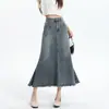 Saia midi jeans lavada de início de outono para mulheres, cintura alta, barra desfiada, estilo sereia, bolso patch vintage, cobre o quadril, modeladora, atacado