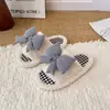 Nuevas pantuflas de algodón afelpado con lazo a cuadros estilo coreano para niñas, con suela suave, adecuadas para usar en interiores y exteriores