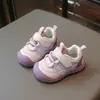 Sapatos de caminhada para bebês da moda 2026 outono novo antiderrapante sapatos internos para meninos sapatos para meninas com color block moderno versátil
