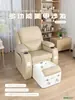 ¡Debo organizar para que mis clientas se hagan manicura y pestañas en el sofá y el sillón reclinable! ¡Ya no me canso de hacerme las manicuras!