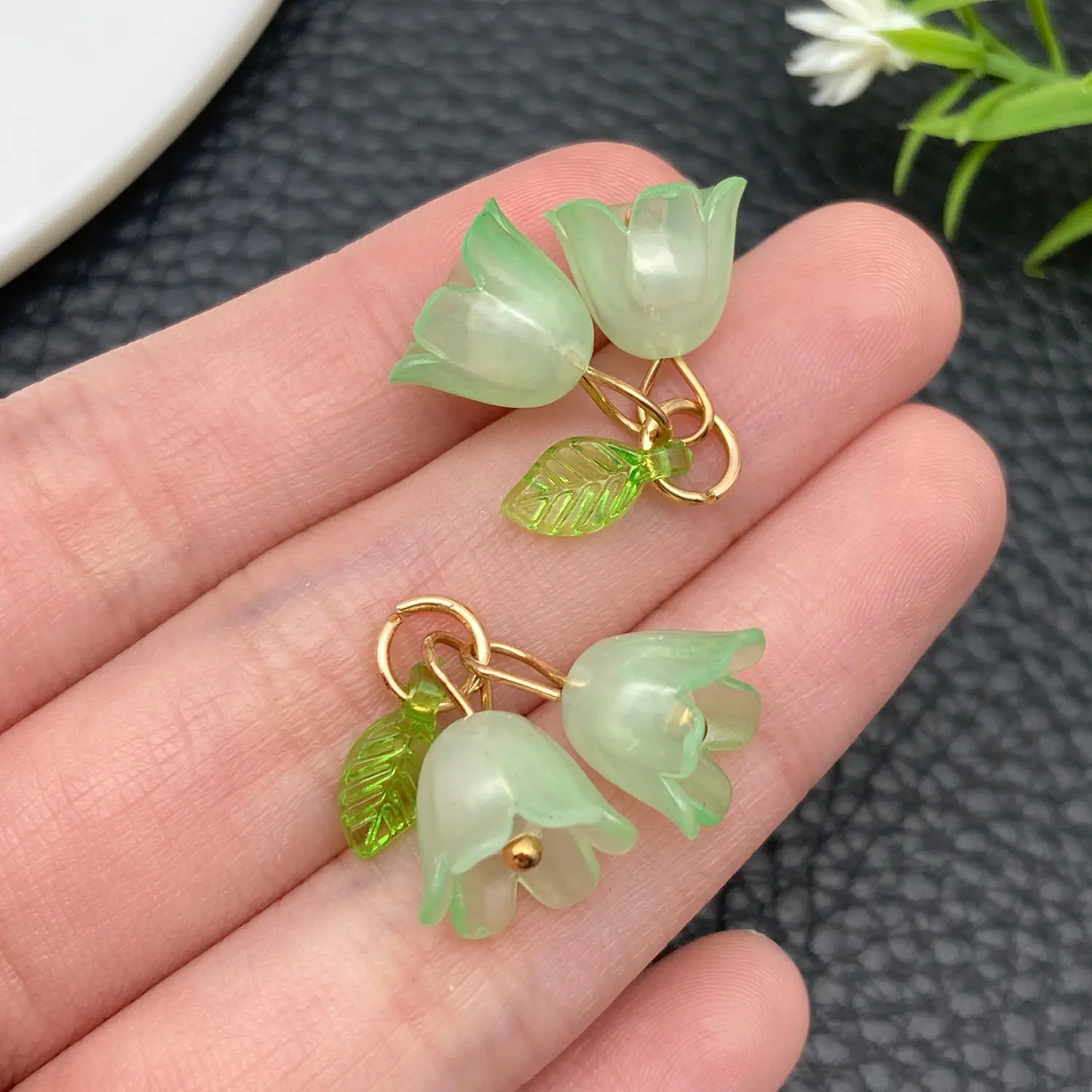 23266-成品-透明绿色亚克力绿叶双个铃兰花22x20mm