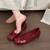 ¡No cansa tus pies! Zapatos planos Mary Jane invisibles que aumentan la altura con lazo, punta cuadrada y apertura poco profunda, perfectos para mujeres bajitas, verano 2026, en rojo
