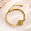 Nova Pulseira de Aço Titânio Banhada a Ouro Moda Simples Nicho Versátil Festa de Estudante Melhor Amigo Trevo de Quatro Folhas da Sorte para Mulheres