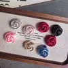 Materiais acessórios: Mini botões de rosa de fita de 2cm para acessórios de cabelo artesanais DIY, presilhas de cabelo, acessórios para roupas de animais de estimação e bonecas