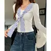 Foto Real # Camiseta de Rayas Azules con Escote en V para Mujer, Principios de Otoño, Estilo Coreano de Gama Alta, Corte Ajustado, Capa Interior Fruncida.