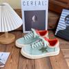 Zapatos blancos de diseño Baikuang de color contrastante ins2023 verano nuevos zapatos casuales de lona de diseño de nicho para mujer