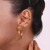 Moda europea y americana nicho personalizado todo a juego pendientes de alta calidad acero inoxidable chapado en oro de 18K tres filas de cuentas clip para oreja en forma de C para mujer