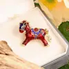 Broche de Caballo Estilo Europeo y Americano Corsage de Animal Nuevo 2026 Pin Antiexposición Accesorio de Ropa Esquema de Color Rojo y Azul de Alta Gama
