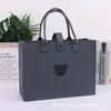 Bolsas de fieltro tipo tote de oso de peluche, hechas a medida y de gran capacidad, adecuadas para eventos corporativos, banquetes de negocios y como bolsas de regalo de fieltro portátiles; impresión de logo disponible