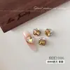 Decorações de K9 crystal para nail art em amarelo levemente esfumaçado, um item popular de outono/inverno, apresentando um cristal de cor café, com aspecto de açúcar gelado, grande e de formato quadrado, um produto acabado com um toque de luxo, e bolinhas de cristal para unhas