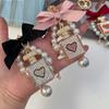 Nuevo llavero de perfume para coche con forma de botella de perfume de diamantes con lazo de perlas hecho a mano, colgante para bolso de mujer, pequeño regalo