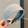 Nueva diadema de ala ancha 2026 para mujer, diseñada para levantar la línea del cabello y mantener el cabello en su lugar mientras te lavas la cara, con un estilo retro adecuado para otoño e invierno, y ofreciendo un aspecto sofisticado