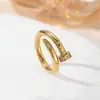 Anillo de Luz de Zirconia Incrustada en Oro Real Chapado en Cobre Transfronterizo Europeo y Americano Lujo Ligero Sensación de Alta Gama Anillo para el Dedo Joyería de Mano Versátil Fabricante Venta al por Mayor en Stock