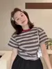 Camiseta listrada de gola redonda e manga curta estilo coreano para mulheres, design fino de verão, única e chique, top solto e modelador.