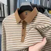 Camisa polo de manga comprida com estampa listrada para homens, simples e casual, adequada para homens de meia-idade na primavera e no outono, com gola de lapela.