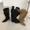 Botas de caballero con punta y hebilla estilo coreano para mujer, nuevo modelo 2026, con cremallera trasera, diseño interior para aumentar la altura, efecto adelgazante y estilo de bota alta y larga