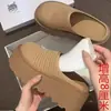 Sapatos Femininos de Verão para Exterior com Solado Grosso e Biqueira Fechada, Slip-On, Modelo Novo 2026, Slip-On de Malha, Sapatos Preguiçosos, Estilo Birkenstock, Tecido Cáqui