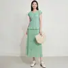 Traje plisado con textura Miyake para mujer, conjunto de dos piezas de verano con top de cuello redondo y manga corta y falda larga con volantes en el bajo grande