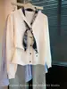 Suéter de punto popular estilo vintage con cuello de corbata azul marino de Guangzhou Thirteen Rows, un top sofisticado para mujer, colección Otoño 2026