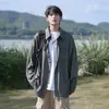 Camisa listrada versátil de manga longa com proteção solar para homens, estilo coreano, fina para o verão, solta e com caimento, jaqueta camisa moderna branca